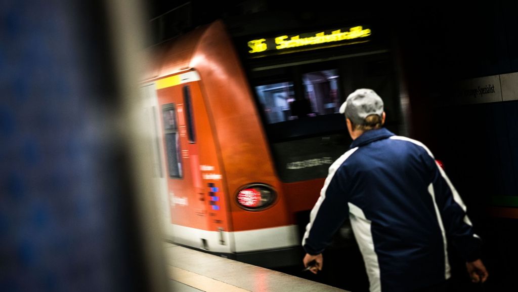 Stuttgarter Hauptbahnhof: Unbekannter von mehreren Männern ins Gleisbett geschubst