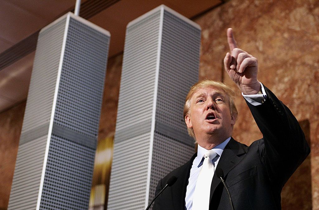 Er wohnt in den oberen Stockwerken der nach ihm benannten Trump Towers in Manhattan.