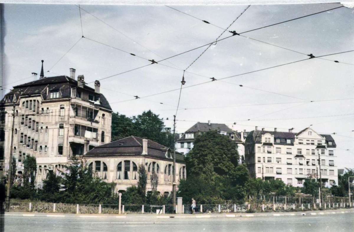 Das „Jägerhaus“ in der Oberen Waiblinger Straße in Bad Cannstatt existiert schon 1942. Wir haben das Foto aus dem Bestand unseres Projekts auf Leserwunsch hin eingefärbt – so wie die übrigen Fotos in der Bilderstrecke.