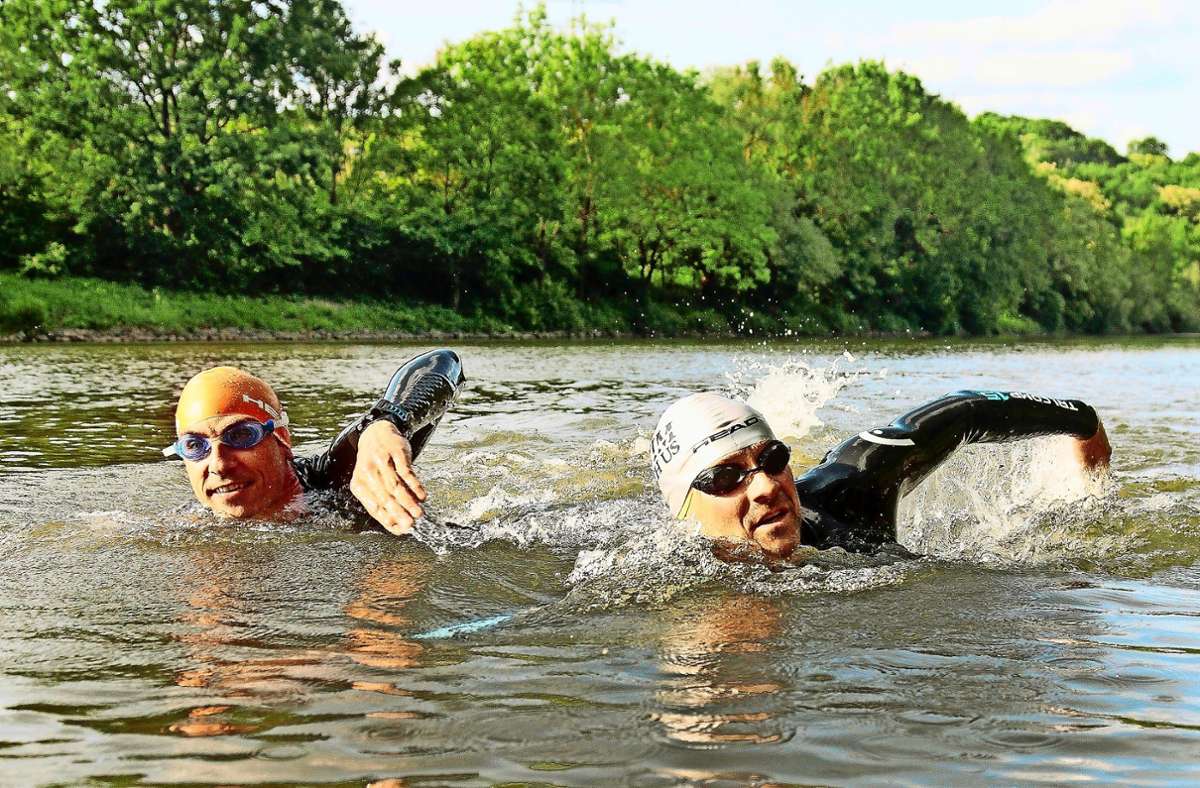 Volker Heyn (links) und Martin Tschepe sind 2015 im Neckar von Sulz bis nach Mannheim geschwommen