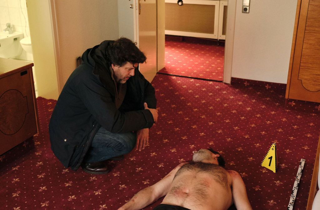 Friedemann (Hans-Jochen Wagner) fragt sich, was wohl vor Philipp Kiehls (Andreas Döhler) Tod in dem Hotelzimmer vor sich gegangen ist.