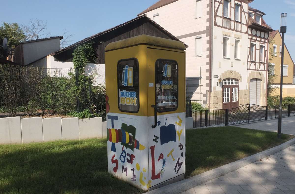 Seit 2014 gibt es die Bücherbox am Kelterplatz in Hofen. Sie wurde damals vom Verein Initiative Spiel und Idee Hofen eingerichtet.