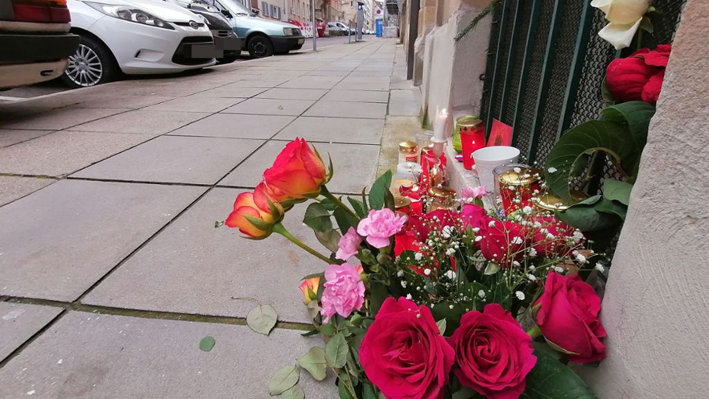 Bluttat in Stuttgart: Menschen trauern mit Blumen und Kerzen um 77-Jährige