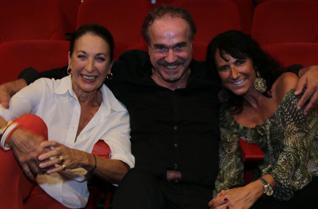 TV-Star Daniela Ziegler (links) mit Sebastian Weingarten, dem Intendanten des Renitenz-Theaters, und Christina Semrau, Botschafterin des Kinderhospizes.