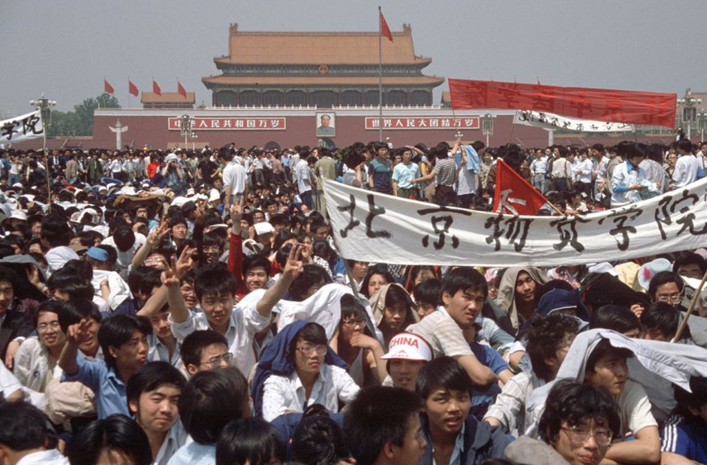 Wochenlang besetzen die Studenten den Platz des Himmlischen Friedens, doch statt auf sie zuzugehen, stellt sich die Kommunistische Partei Chinas stur. . .