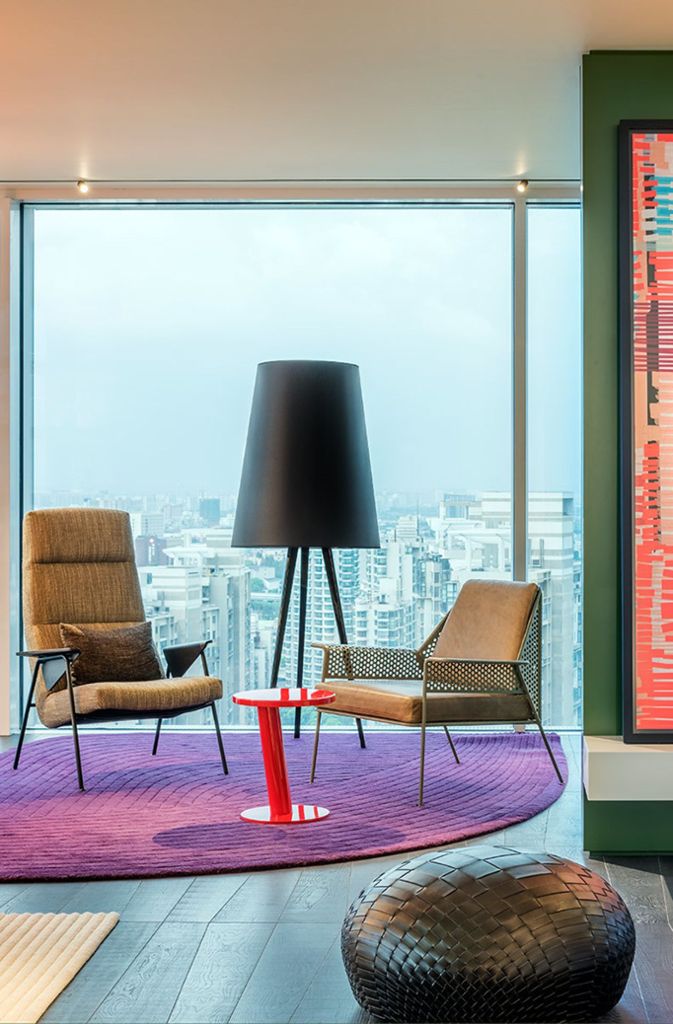 Mit farbenfrohem Teppich lässt sich ein gemütlicher Loungebereich kreieren: Einblick in eine Musterwohnung von Ippolito Fleitz Group.