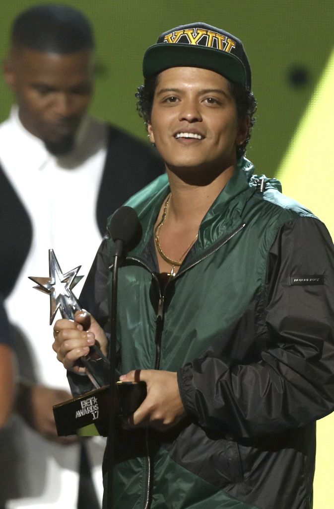 ... und es ist Bruno Mars: Er ist neben Beyoncé der Abräumer des Abends und erhält die Auszeichnung als bester männlicher R&B-Sänger.