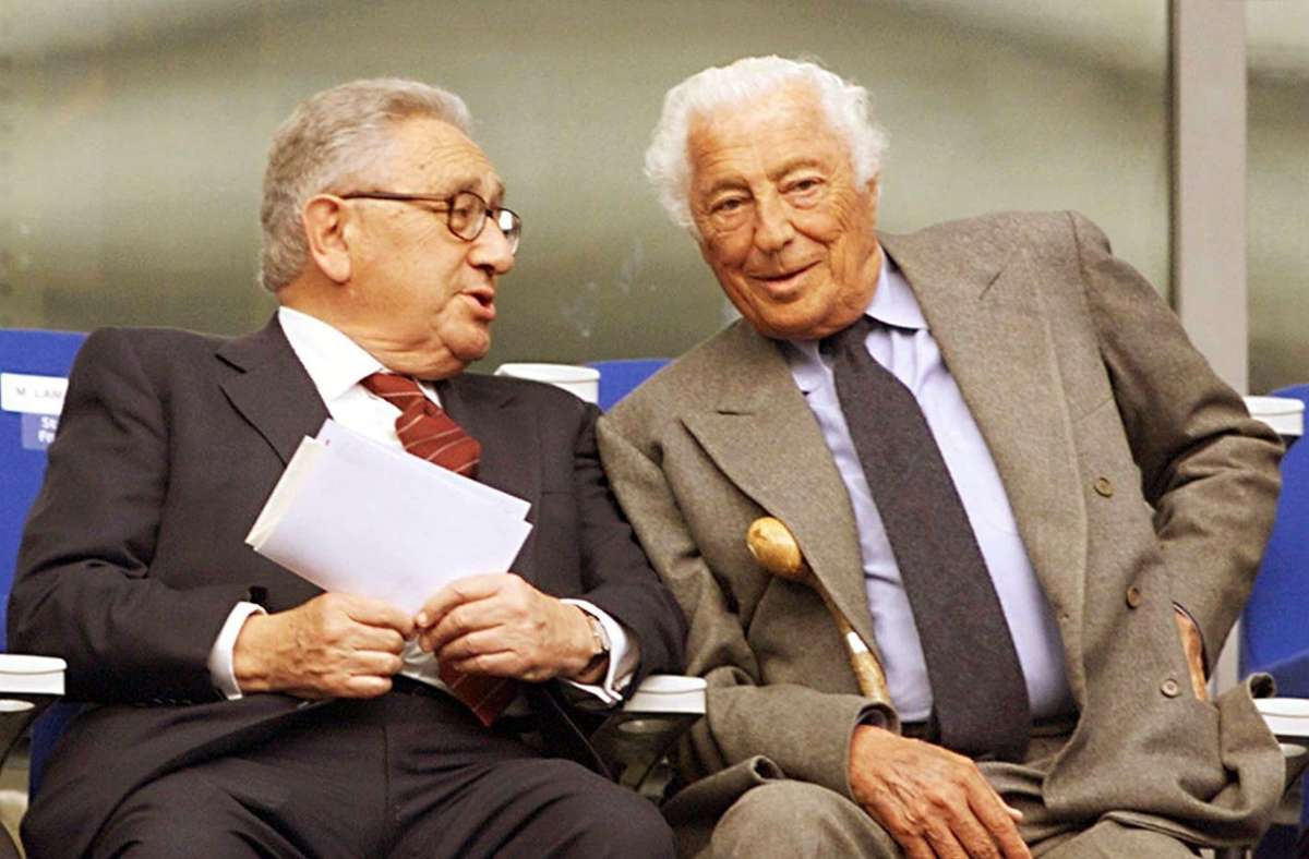 Gianni Agnelli (rechts) zählte Henry Kissinger, Friedensnobelpreisträger und ehemaliger US-Außenminister, zu seinen Freunden. Foto: dpa/Gerard Julien