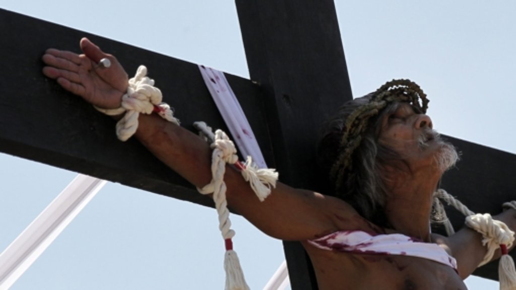 Karfreitagsritual auf den Philippinen: Freiwillige lassen sich an Kreuz nageln