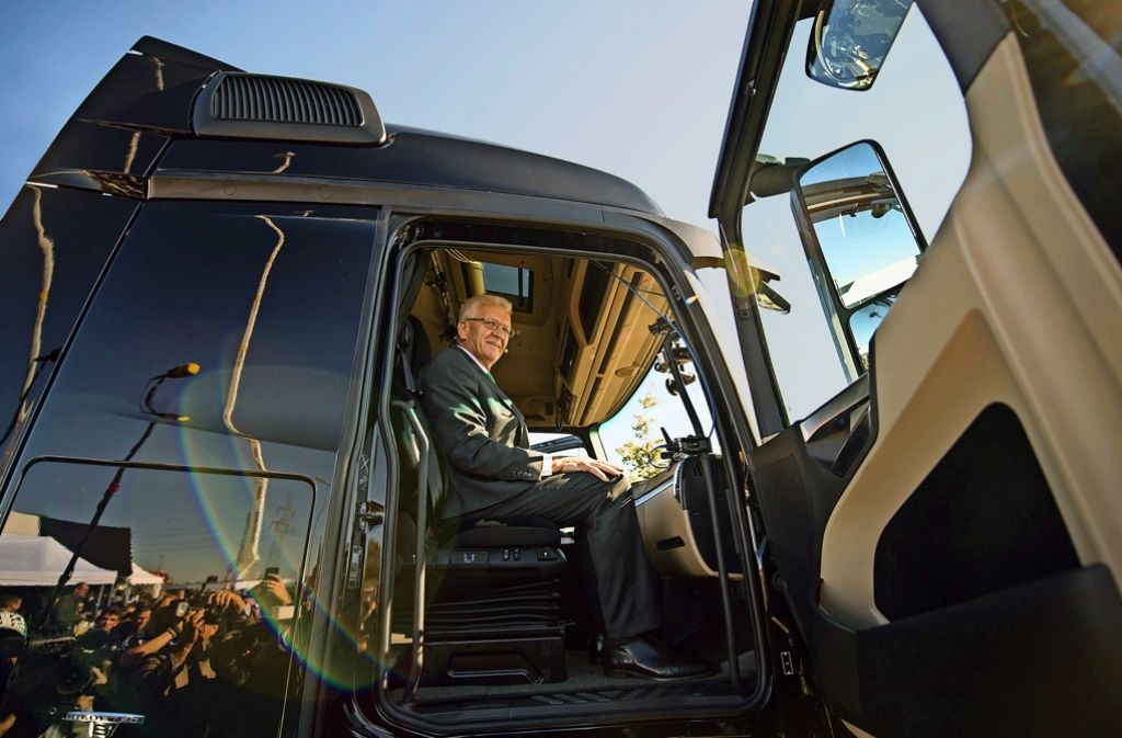 Am 2. Oktober 2015 macht sich Ministerpräsident Winfried Kretschmann bei Denkendorf ein Bild davon, wie automatisiertes Fahren im Lkw von Mercedes-Benz funktionieren kann. Foto: dpa