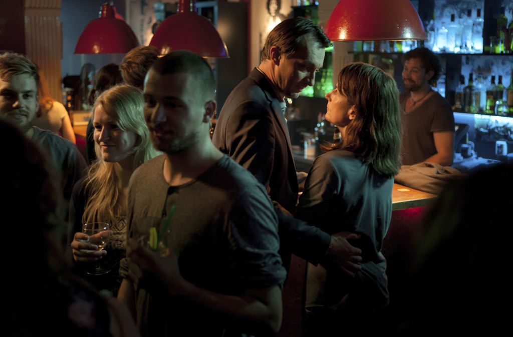 Der Psychologe Niklas Wilke (Steven Scharf, mit Claudia Michelsen) trifft Doreen Brasch in einer Bar. Am Schluss küssen sie sich sogar – was soll das denn werden?
