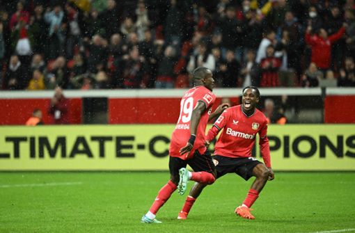 Moussa Diaby und Jeremie Frimpong feiern das 2:1-Siegtor. Foto: AFP/INA FASSBENDER
