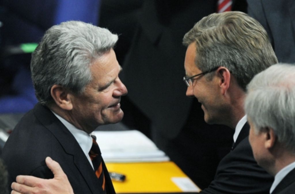 Trotzdem reicht es nicht ganz: Am 30. Juni 2010 verliert Gauck die Wahl gegen Christian Wulff. Doch er geht als „Sieger der Herzen“ in die Geschichte ein – muss er sich Wulff doch erst im dritten Wahlgang geschlagen geben.