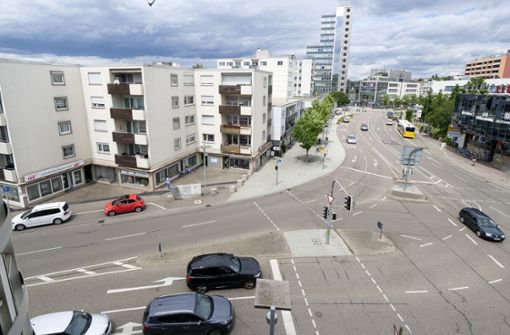 In der Brennerstraße (links)  und der Eltinger Straße startet am Dienstag der Verkehrsversuch. Der Neuköllner Platz (im Bild) ist davon ausgenommen. Foto: Simon Granville