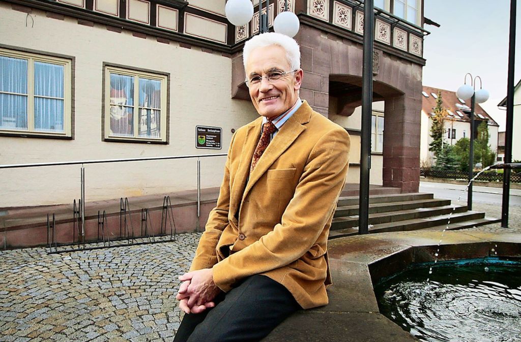 Winfried Kuppler vor dem Deckenpfronner Rathaus. Er führte den Ort 39 Jahre lang