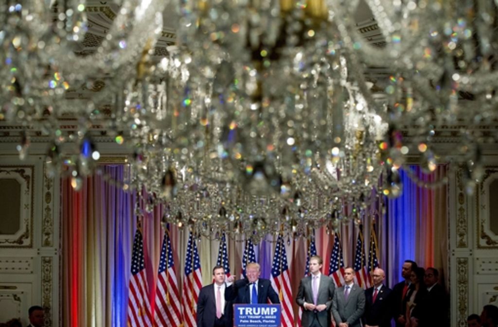 Und so feiert ein Multimilliardär seinen (Zwischen-)Erfolg: Donald Trump im Mar-A-Lago-Club in Palm Beach, Florida.