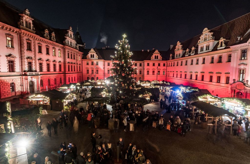 Heute werden im Schlosshof ein Weihnachtsmarkt und ein bekanntes Festival abgehalten.