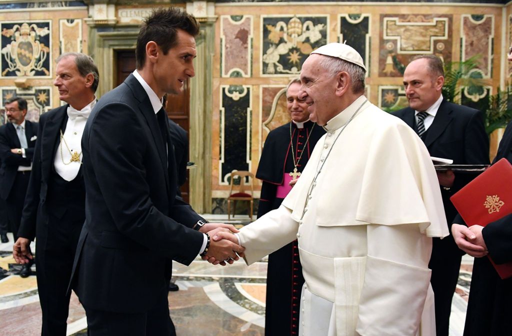 Miroslav Klose gibt Papst Franziskus die Hand.