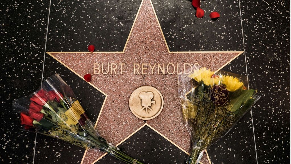  Das Grinsen und der Bart waren seine Markenzeichen. „Völlig unerwartet“ ist der Schauspieler Burt Reynolds laut Familienmitgliedern gestorben. Der 82-Jährige hätte noch in einem Filmprojekt von Quentin Tarantino mitspielen sollen. 