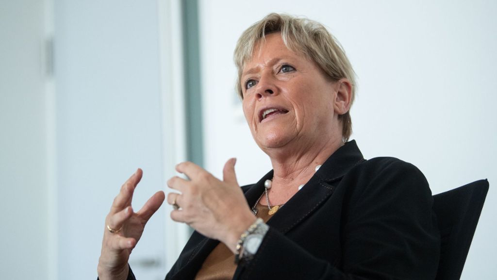  Bei der Landtagswahl 2021 geht Susanne Eisenmann als Spitzenkandidatin der CDU ins Rennen. Im Video-Interview sagt die Kultusministerin, was sie anders machen würde als der aktuelle Ministerpräsident. 