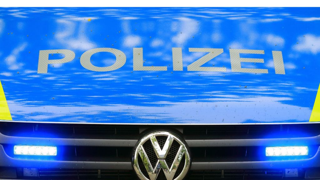  In einem Kaufhaus in Esslingen fasst ein unbekannter Täter mehrfach ein kleines Mädchen unsittlich an. Die Polizei bittet Zeugen um Hinweise. 