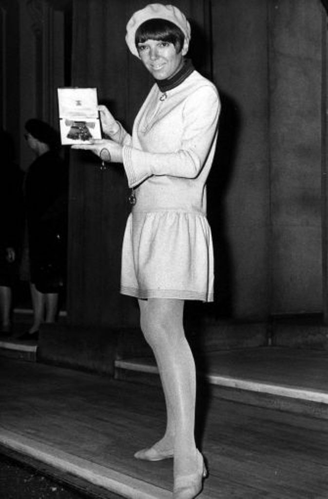 Designerin Mary Quant erfand den Mini-Rock - und trug ihn auch, als sie 1966 zum "Member of the British Empire" (MBE) ernannt wurde.