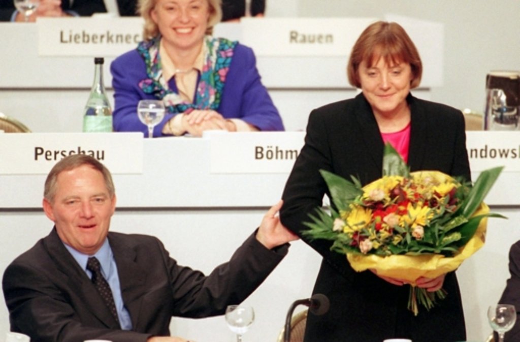 1998 tritt Kohl noch einmal als Spitzenkandidat seiner Partei zur Bundestagswahl an - und verliert. Merkel wird im November Generalsekretärin unter Partei- und Fraktionschef Wolfgang Schäuble.