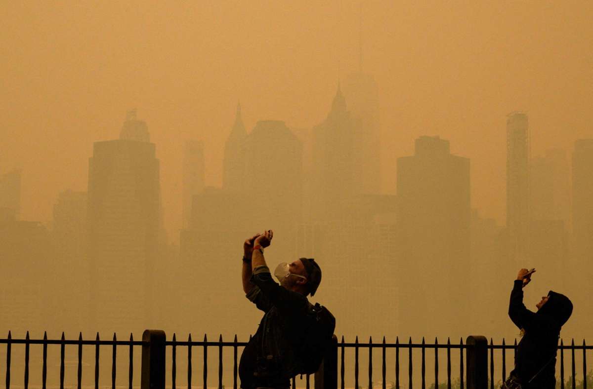Kein Guter Zeitpunkt für einen Besuch in New York: Touristen fotografieren die Skyline der in Rauch eingehüllten Mega-Metropole. In unserer Fotostrecke machen wir einen Spaziergang durch eine Stadt im Smog.