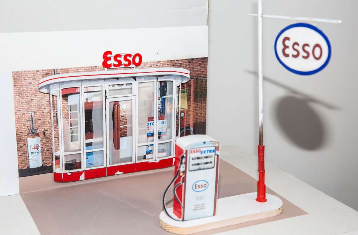 Der Sammler hat eine historische Esso-Tankstelle erst im Kleinformat anfertigen lassen . . .