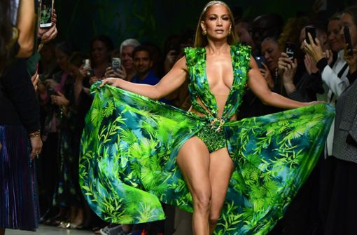 Der spektakuläre Auftritt  der Sängerin Jennifer Lopez bei der Frühjahr-Sommer-Show von Versace stellte eine Sache klar:  klassische Blümchenmuster sind passé,    dafür kommen tiefgrüne Blätter, verschnörkelte Ranken und dunkle Grundtöne groß raus. Foto: AFP/Miguel Medina