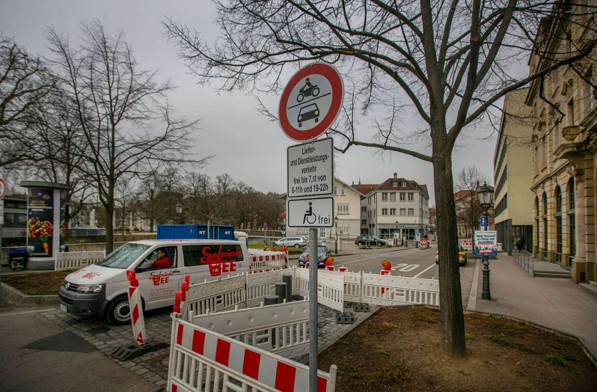 Ausnahmegenehmigungen für die Durchfahrt erhalten Besitzer von privaten Parkmöglichkeiten, Fahrzeuge des Amtsgerichts, die für den Dienstbetrieb wichtig sind, und die Württembergische Landesbühne (WLB).