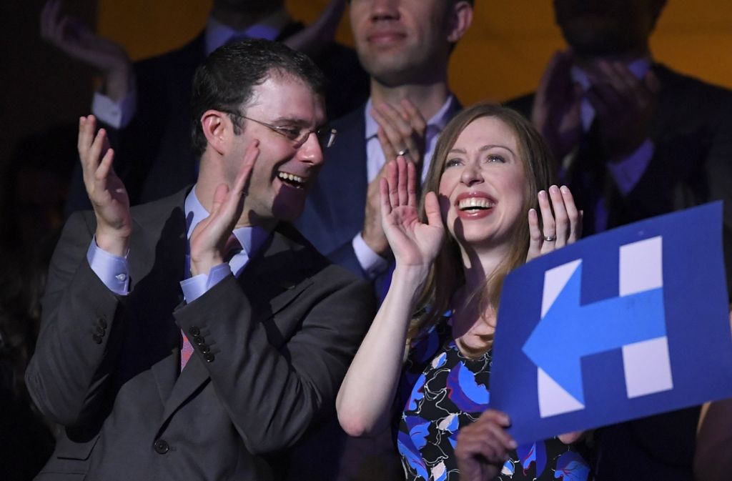 Auch Tochter Chelsea Clinton und ihr Mann Marc Mezvinsky bejubeln auf dem Parteitag die frisch gekürte Präsidentschaftskandidatin der Demokraten.