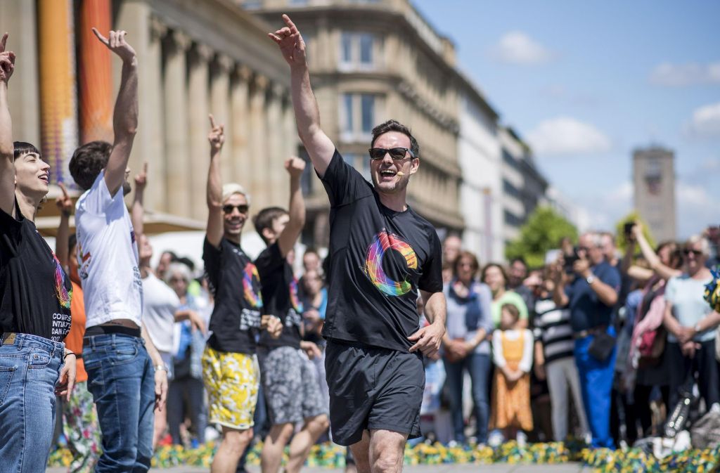 Der Mann, der Stuttgart zum Tanzen bringt: Der Festivalchef Eric Gauthier beim Flashmob auf dem Stuttgarter Schlossplatz