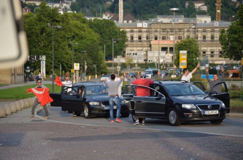 Auf dem Schlossplatz in Stuttgart kam es Samstag zu Zusammenstößern zwischen verschiedenen Demonstranten-Gruppen. Die Polizei musst eingreifen.