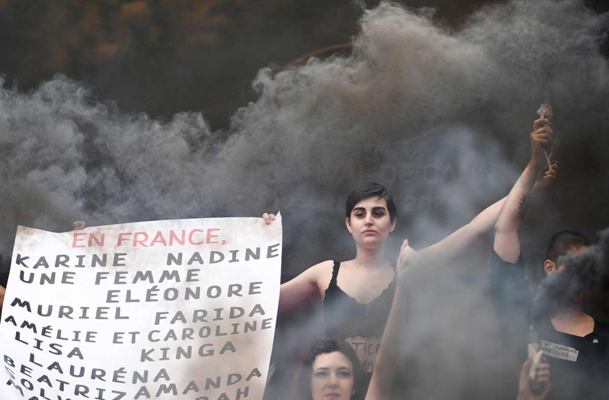 Am Ende des Banners, das die Frauen mit gereckten Fäusten und Rauchmaschinen in ihren Händen präsentierten, ...
