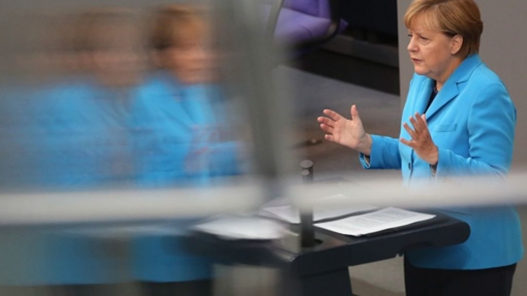  Der Massenansturm von Asylbewerbern überschattet die Etatdebatte im Bundestag. Kanzlerin Angela Merkel warnt: „Das sei erst der Anfang, nicht das Ende.“ 