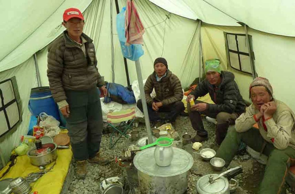 Bestens versorgt: Die Küchenmannschaft der Sherpas.