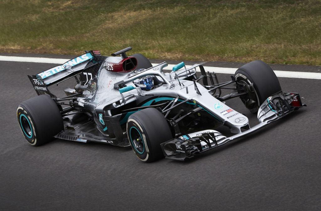 Die Piloten Lewis Hamilton und Valtteri Bottas (Foto) sind gemäß der Formel-1-Regularien lediglich im Vor-Vorjahresauto auf der Strecke unterwegs.