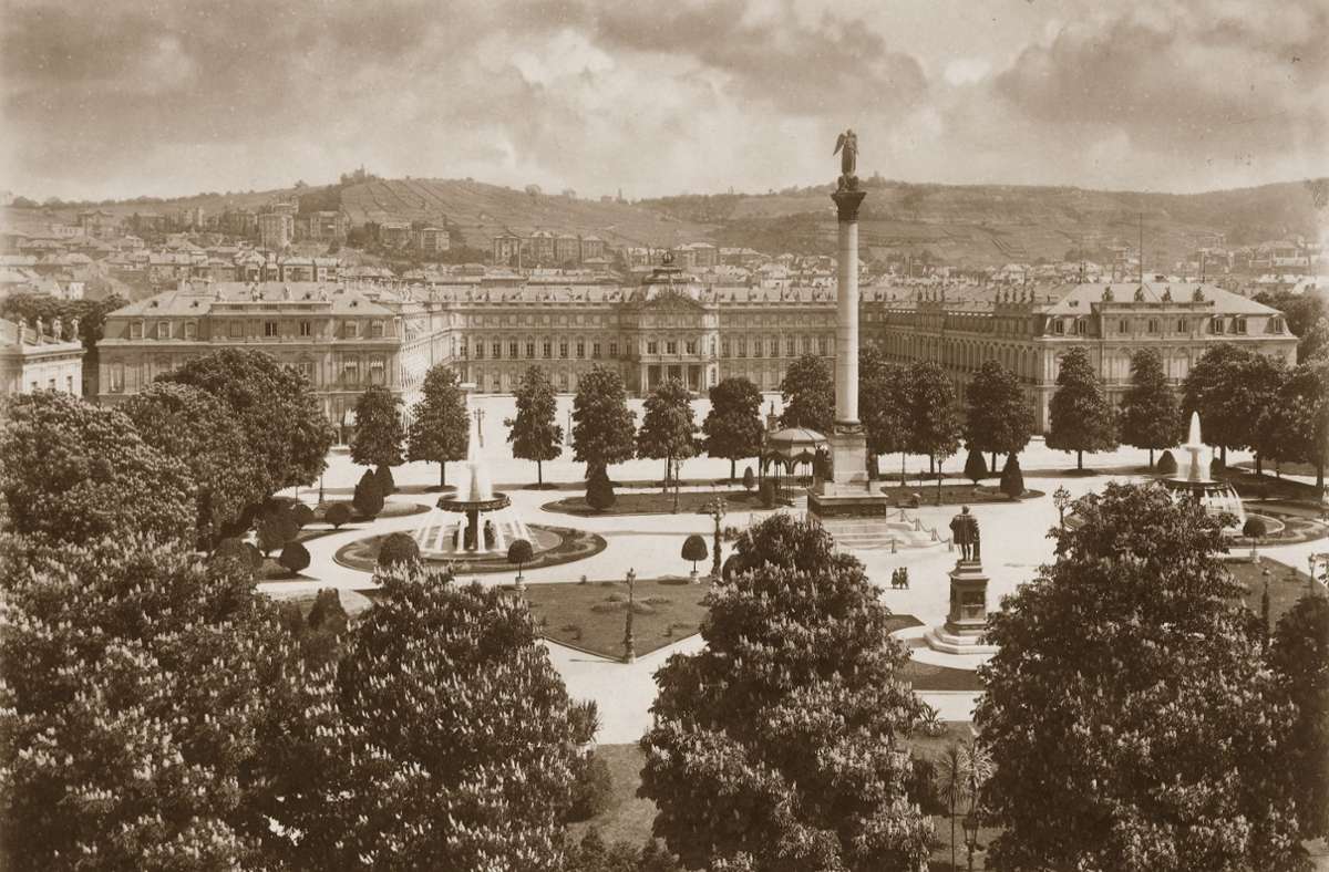Diese Aufnahme vom Schlossplatz und dem angrenzenden Ehrenhof des Neuen Schlosses stammt von dem Stuttgarter Hoffotografen Hermann Brandseph. Sie entstand um 1890. Schlossplatz und Schlosshof sind hier durch eine Baumreihe voneinander getrennt.