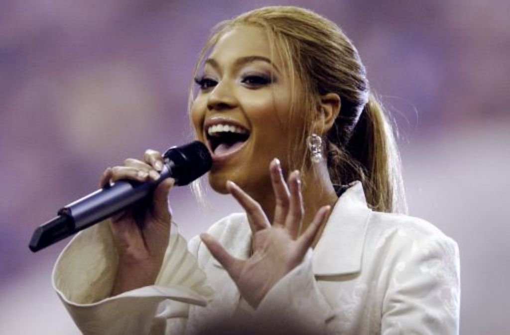 Im Jahr 2004 durfte Beyoncé übrigens schon einmal beim Superbowl zum Mikrofon greifen. Sie trällerte vor Beginn der Sportshow die Nationalhymne.