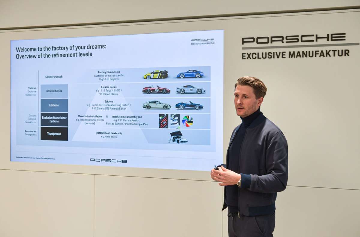Christian Heck leitet das Produktmanagement der Exclusive Manufaktur. Er zeigt Kundinnen und Kunden das Sonderwunschprogramm des Sportwagenbauers.