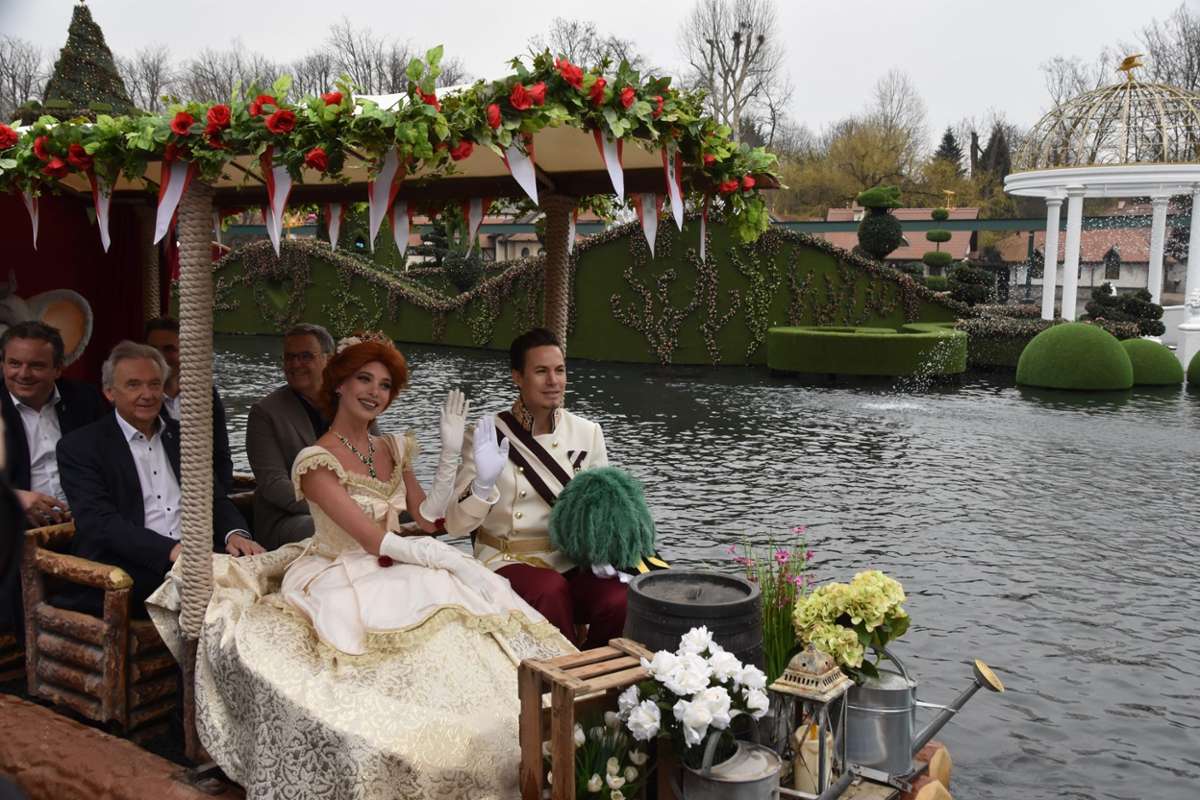 Die neue Floßfahrt "Josefinas kaiserliche Zauberreise" führt durch einen romantischen Schloßgarten und bietet 54 Wasserfontänen auf.