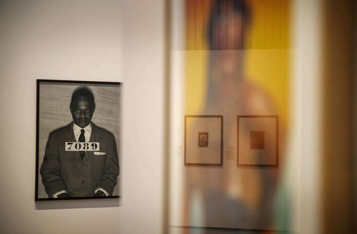 Der afrikanische Fotograf Samuel Fosso ist auf diesem Bild links in die Rolle des im Jahr 1956 verhafteten Aktivisten Martin Luther King geschlüpft.