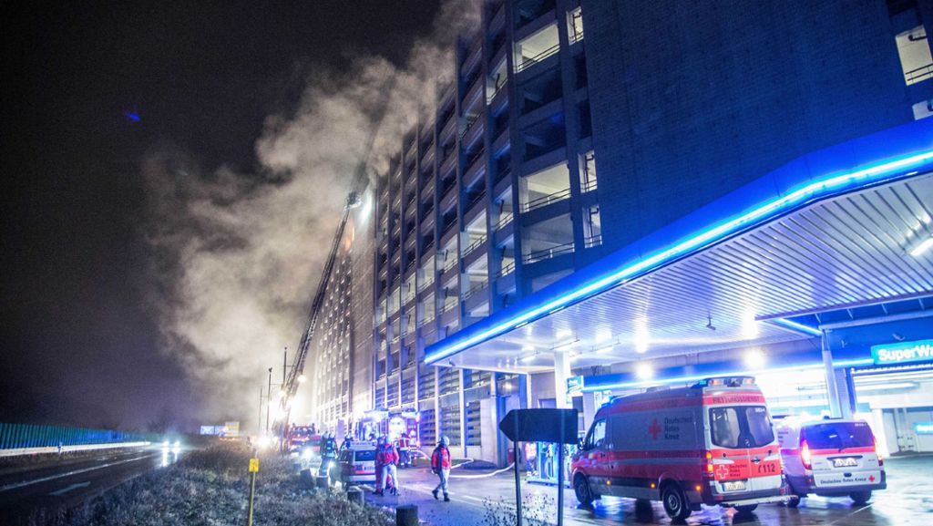 Parkhaus in Leinfelden-Echterdingen: Mehrere Autos im siebten Stock in Brand geraten