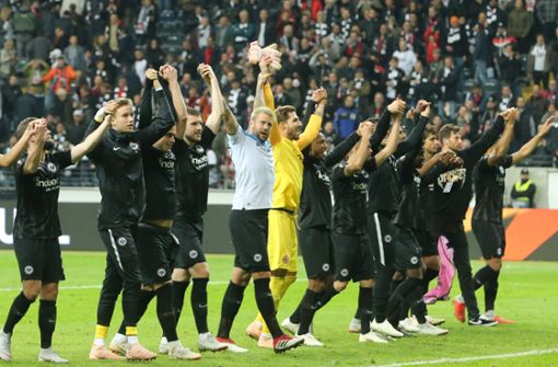Bedanken sich bei ihren tollen Fans: Die Spieler von Eintracht Frankfurt. Foto: dpa