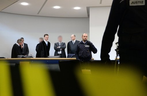 Die im Wasserwerfer-Prozess angeklagten Polizisten am Landgericht Stuttgart Foto: dpa