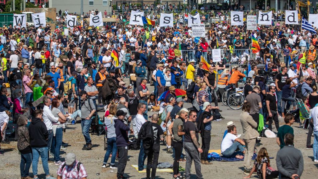  Die am Samstag geplante große Demonstration gegen die Coronavirus-Beschränkungen findet nach Angaben der Stadt Stuttgart nun doch nicht statt. Protestierende Menschen wird es dennoch auf dem Wasen geben – Veranstalter ist Ex-AfD-Politiker Heinrich Fiechtner. 