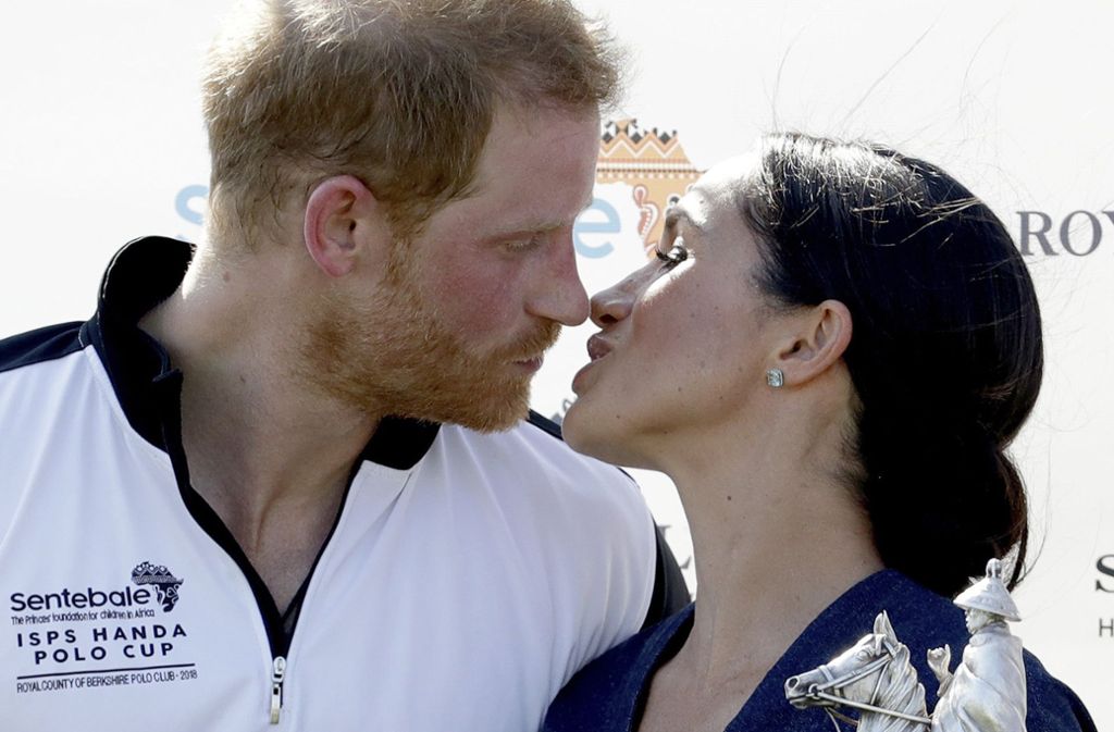 Der britische Prinz Harry und seine Frau Herzogin Meghan zeigen sich in der Öffentlichkeit einander sehr zugewandt und auf Nähe bedacht – ganz im Babyglück eben.