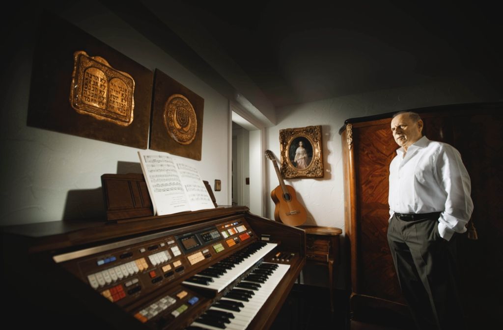 Martin Widerker zu Hause mit seiner Orgel. Vergangenes Jahr füllte seine Musik den großen Konzertsaal Heichal Hatarbut in Tel Aviv Foto: Gottfried Stoppel