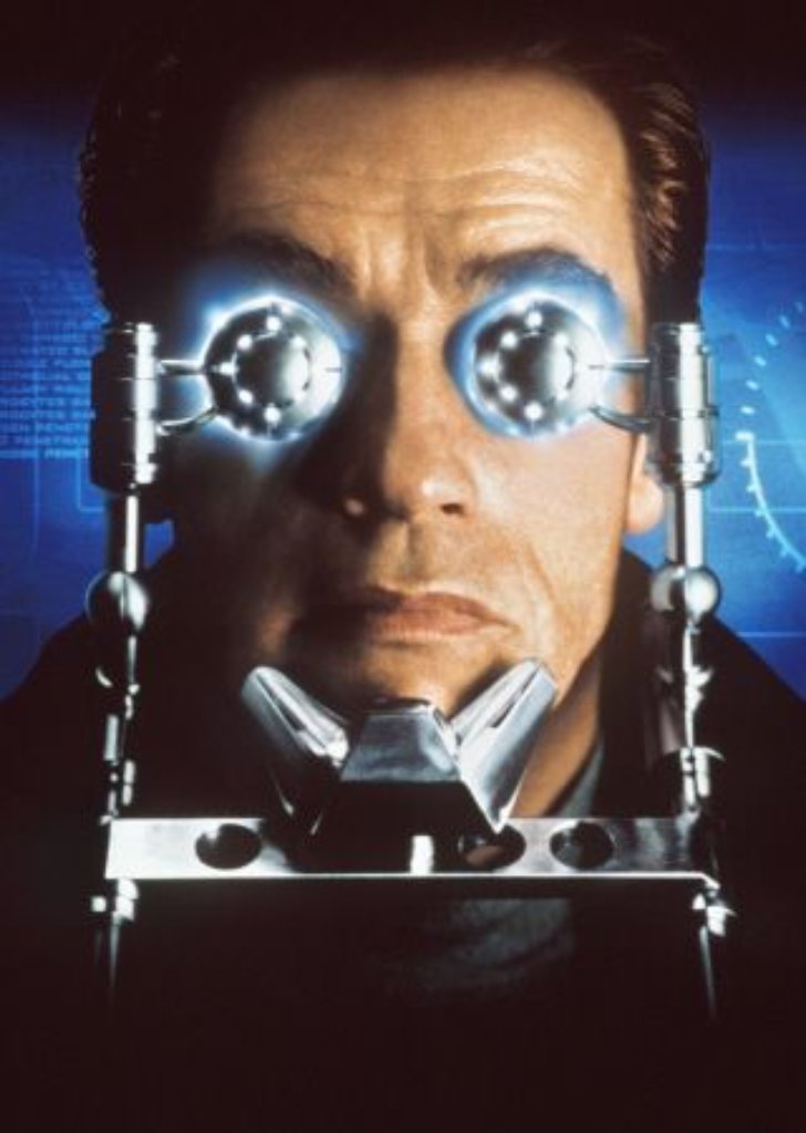 Im Jahr 2000 folgt der Sci-Fi-Thriller "The 6th Day", in dem Schwazenegger den Helikopter-Piloten Adam Gibson mimt. In dem Streifen wird Gibson durch einen Klon ersetzt und soll ausgeschaltet werden.